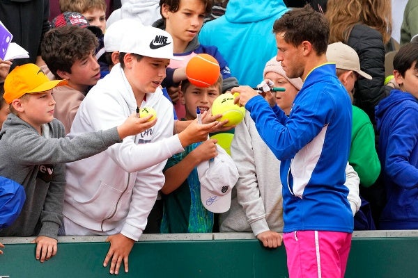 Diego Schwartzman firma autógrafos a los fanáticos