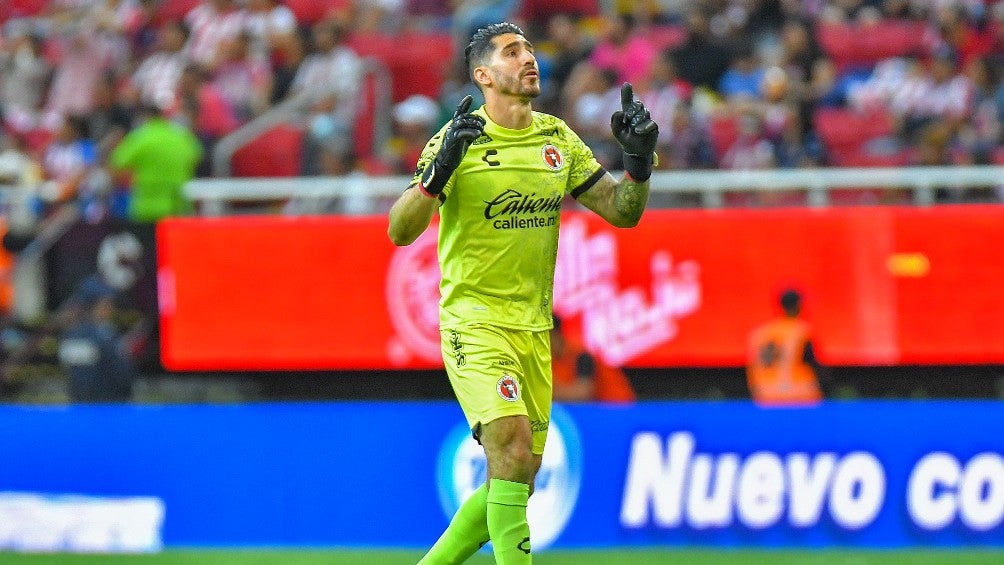 Gil Alcalá durante un partido con Xolos