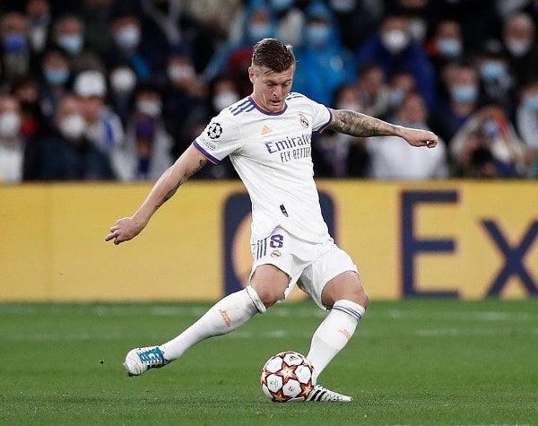 Toni Kroos en un partido con el Real Madrid rematando