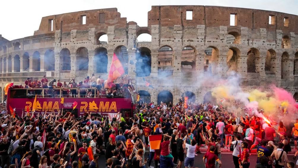 Aficionados celebrando a la Roma tras el título de la Conference League