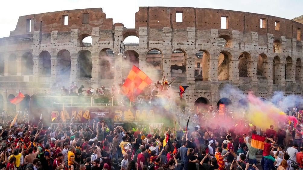 Aficionados celebrando a la Roma tras el título de la Conference League