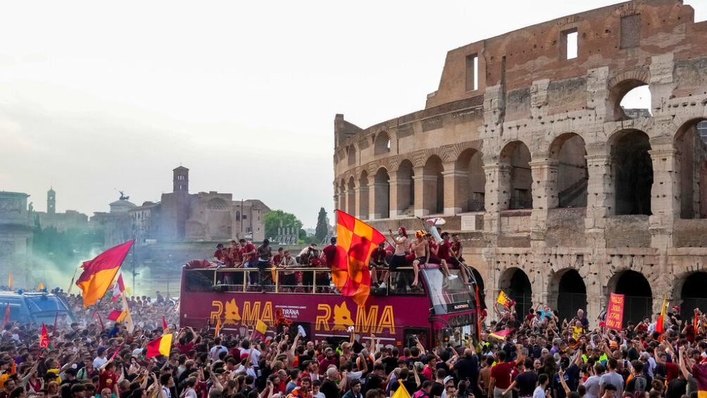 Aficionados celebrando a la Roma tras el título de la Conference League