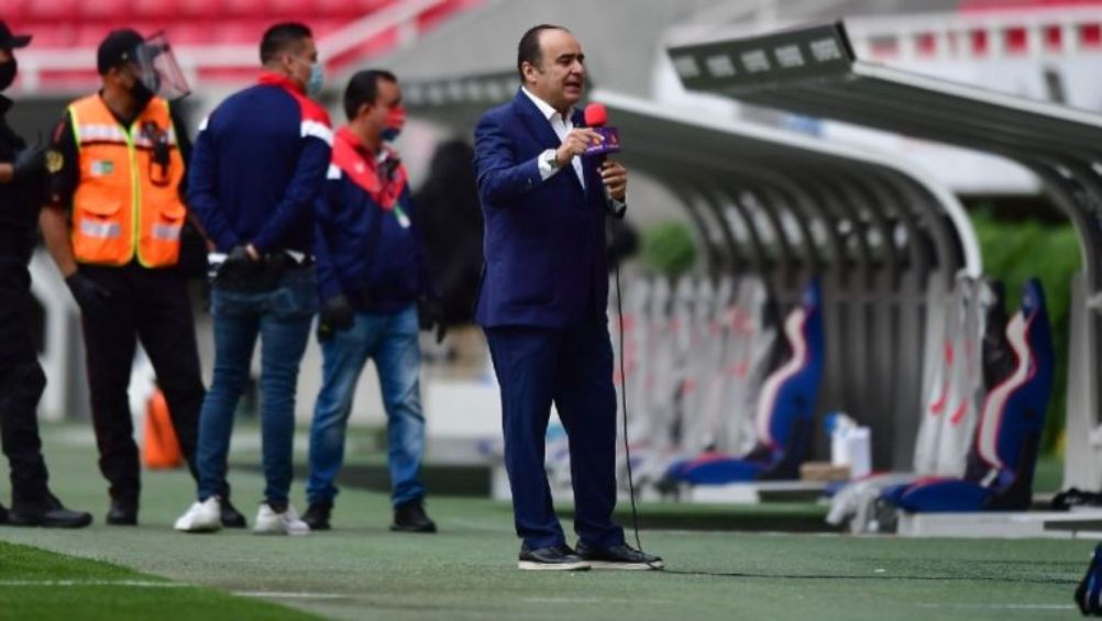 David Medrano en labor de cancha en el Estadio Akron