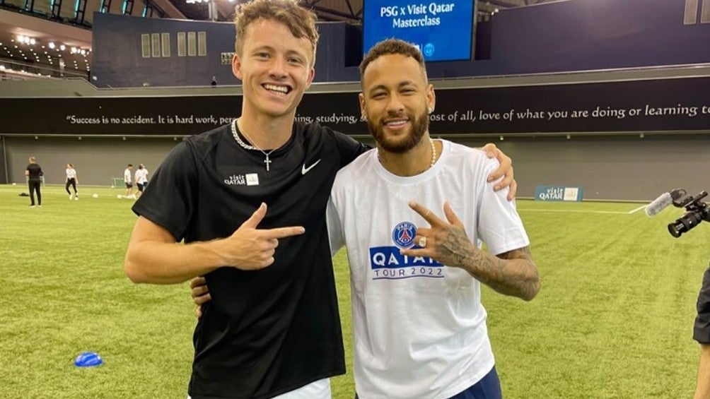 Jack Downer y Neymar posan juntos durante la visita del PSG a Qatar 