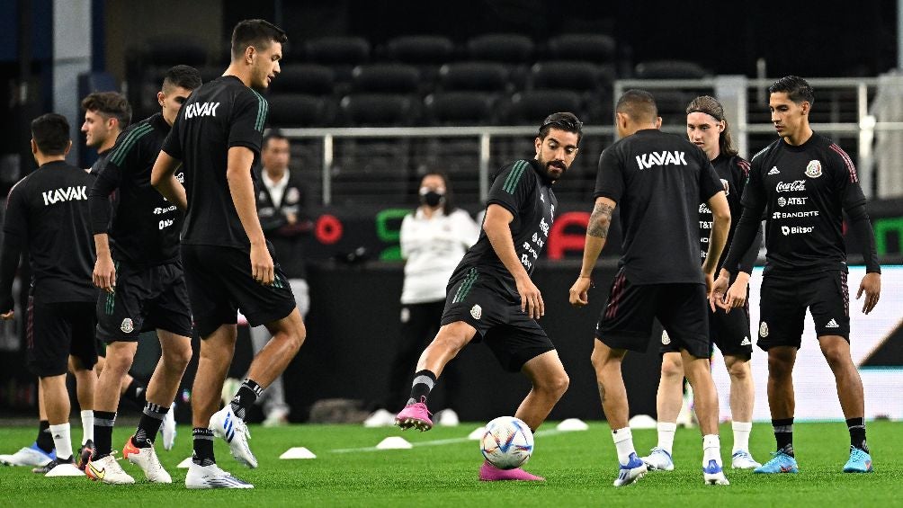 Selección Mexicana entrenando en pasto sintético del AT&T Stadium