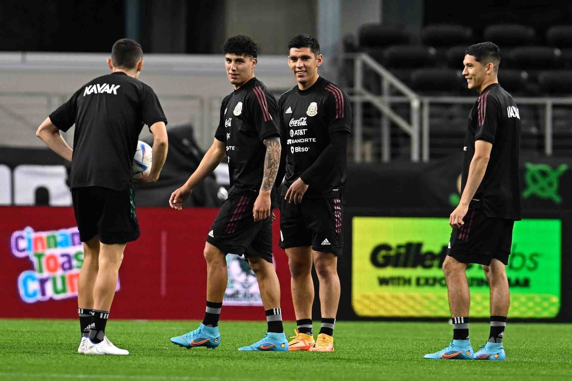 Selección Mexicana entrenando en pasto sintético del AT&T Stadium