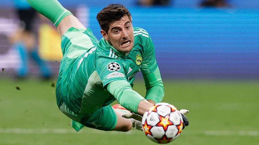 Courtois jugando partido con el Real Madrid