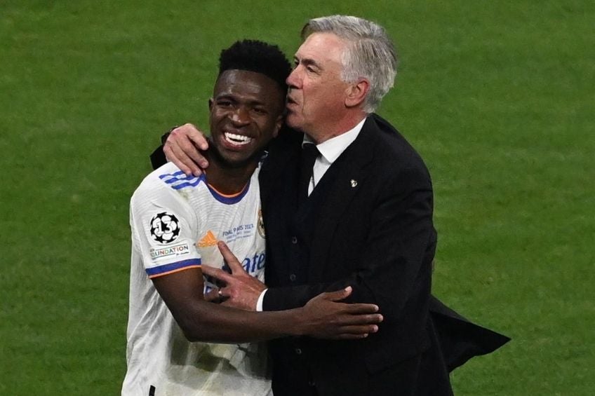 Carlo Ancelotti felicitando a Vinicius Jr