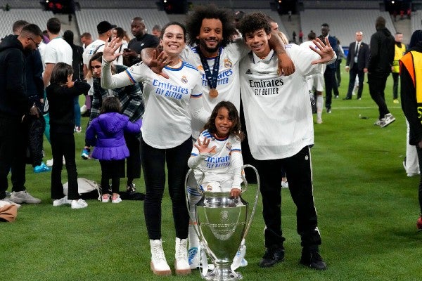 Marcelo celebra la 14 del Real Madrid en Champions con su familia