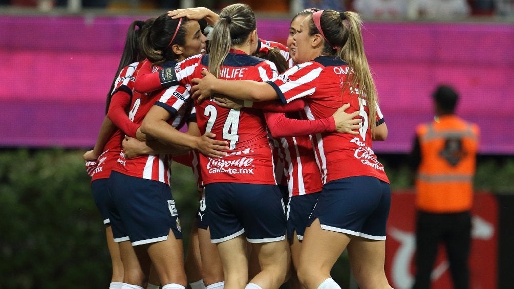 Chivas Femenil celebrando anotación ante Rayadas en el Estadio Akron