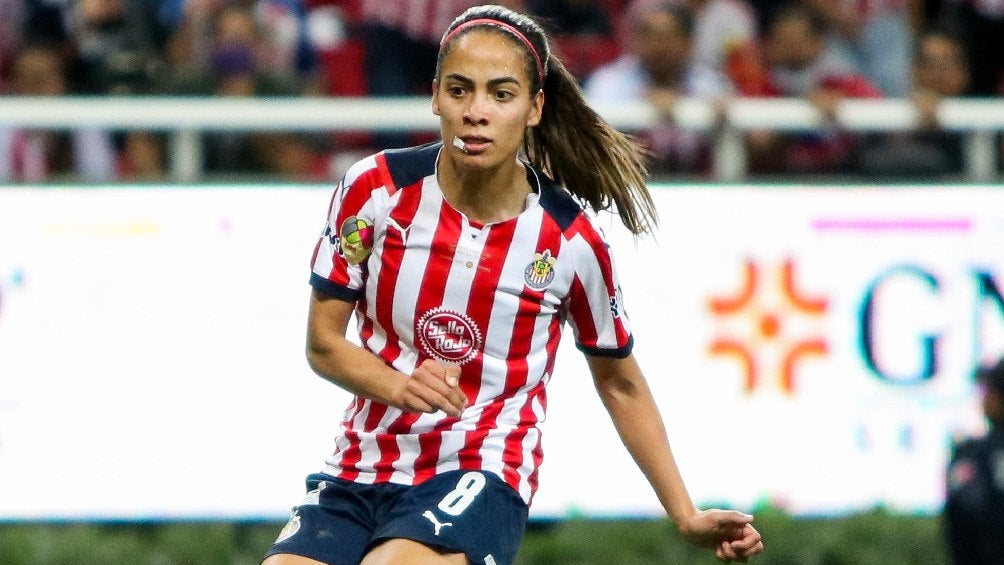 Carolina Jaramillo jugando el Campeón de Campeones con Chivas Femenil