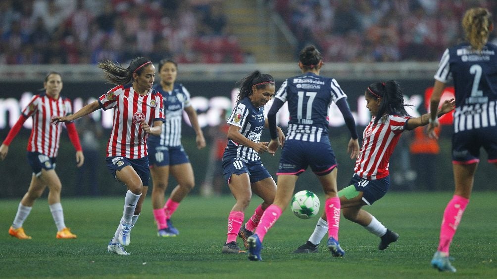 Chivas y Rayadas jugando el Campeón de Campeones Femenil