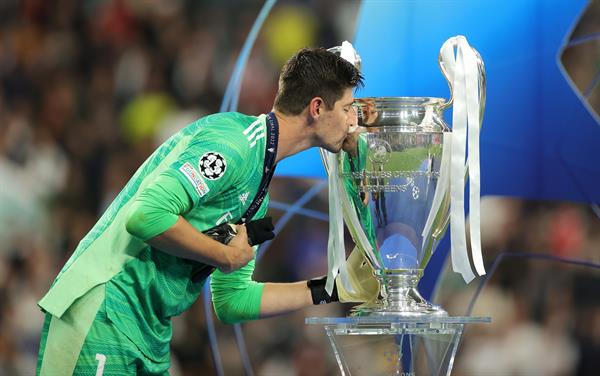 Thibaut Courtois besa la Orejona