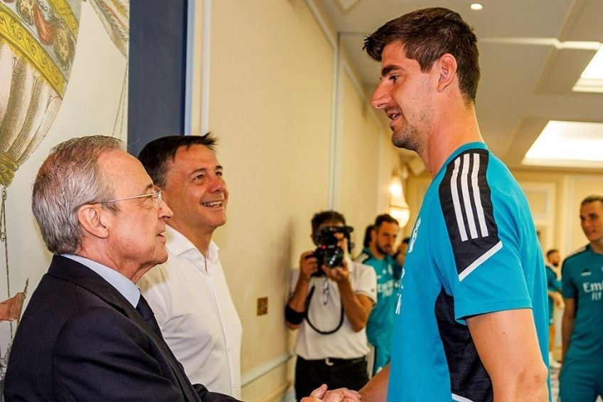 Florentino Pérez saludando a Thibaut Courtois