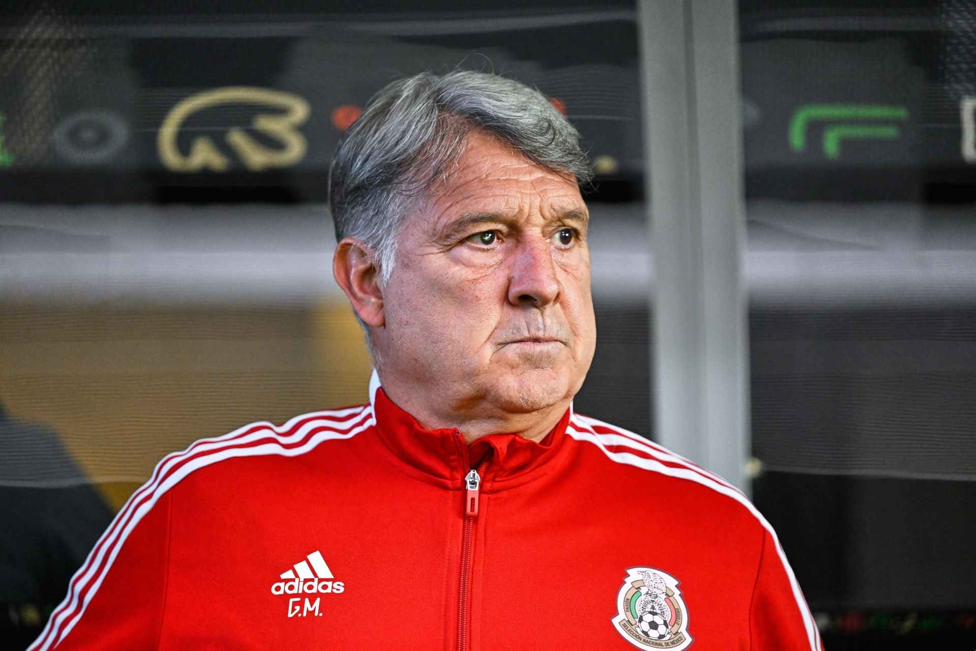 Tata Martino dirigiendo a la Selección Mexicana en partido ante Nigeria