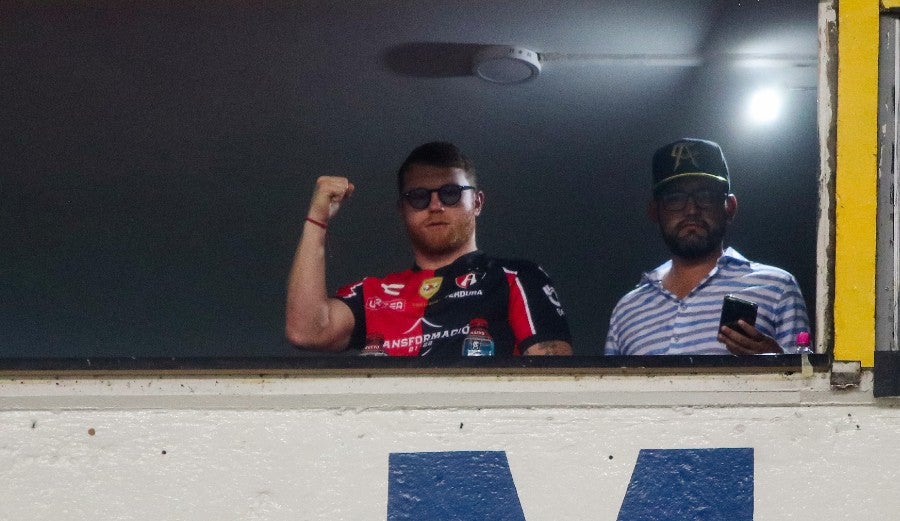 Canelo apoyando al rojinegro ante Pachuca