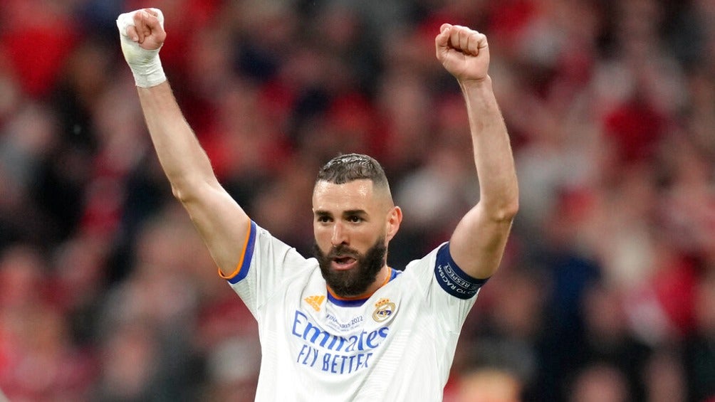 Benzema celebrando el título de Champions League con el Real Madrid