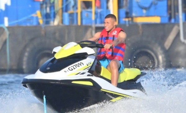 Kylian Mbappé en moto acuática