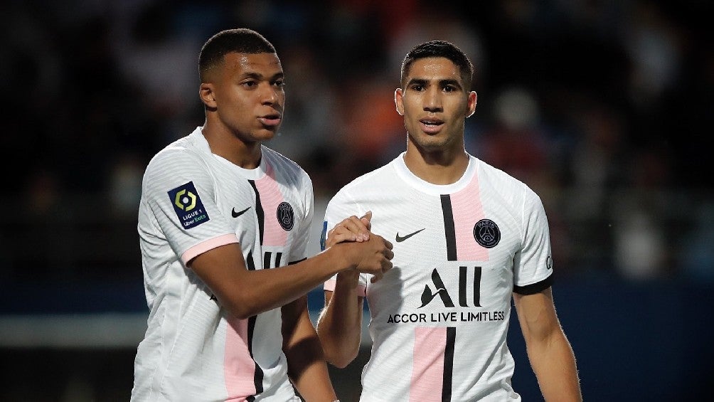 Hakimi festejando junto a Mbappé un gol del PSG