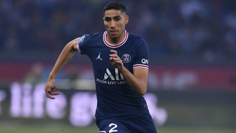 Hakimi jugando partido en la Ligue 1 con el PSG