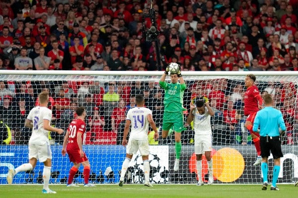 Thibaut Courtois en acción durante la Champions