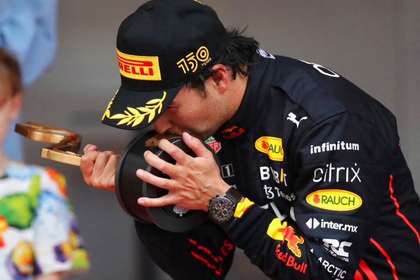 Checo Pérez celebrando su triunfo en el GP de Mónaco