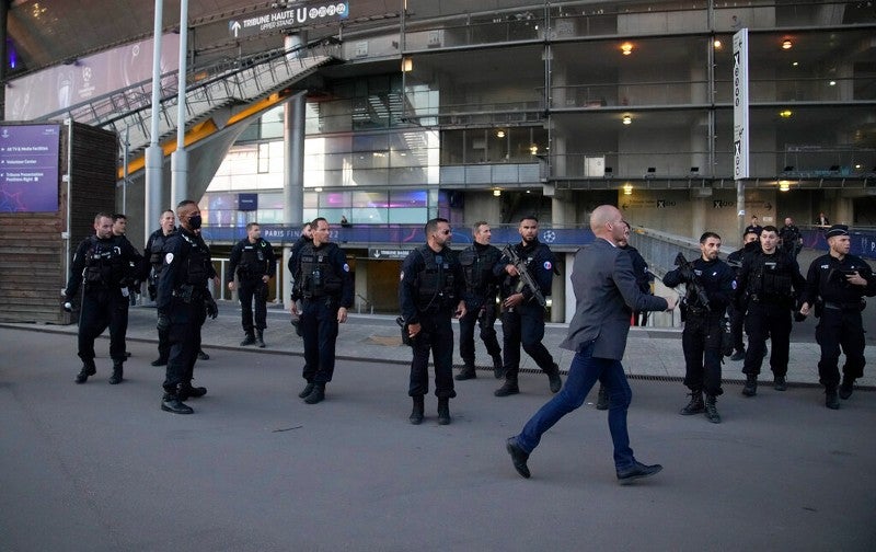 Policías resguardando el estadio