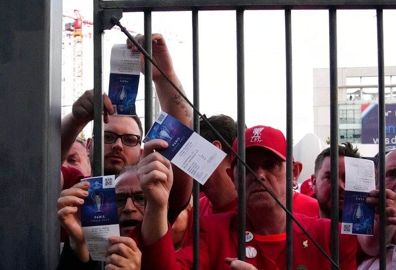 Aficionados queriendo acceder al estadio