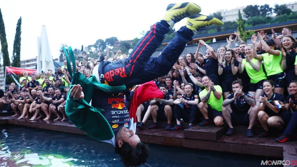 Checo Pérez celebrando su triunfo en el GP de Mónaco