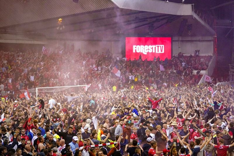 Aficionados del Nottingham Forest celebrando