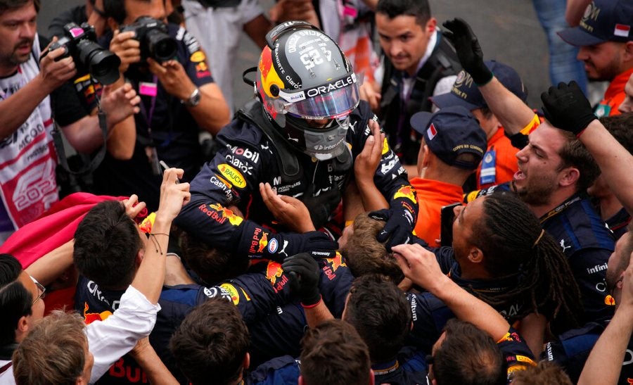 Equipo de Red Bull celebrando el triunfo de Pérez