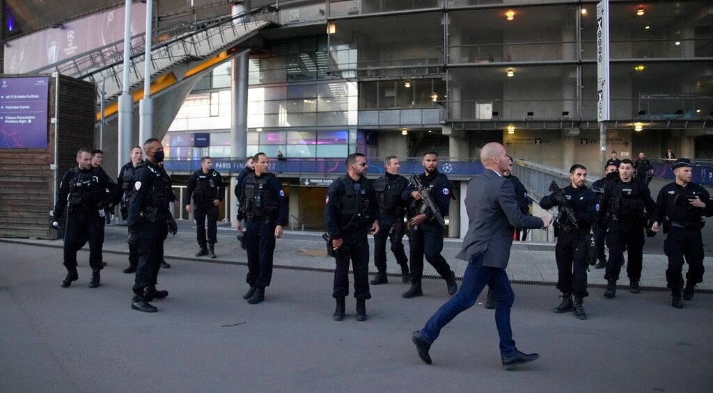 Policías resguardando el estadio