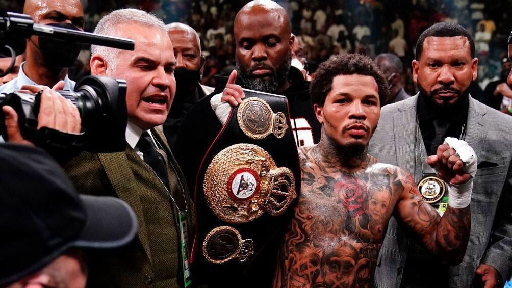 Gervonta Davis festejando victoria tras vencer a Rolando Romero