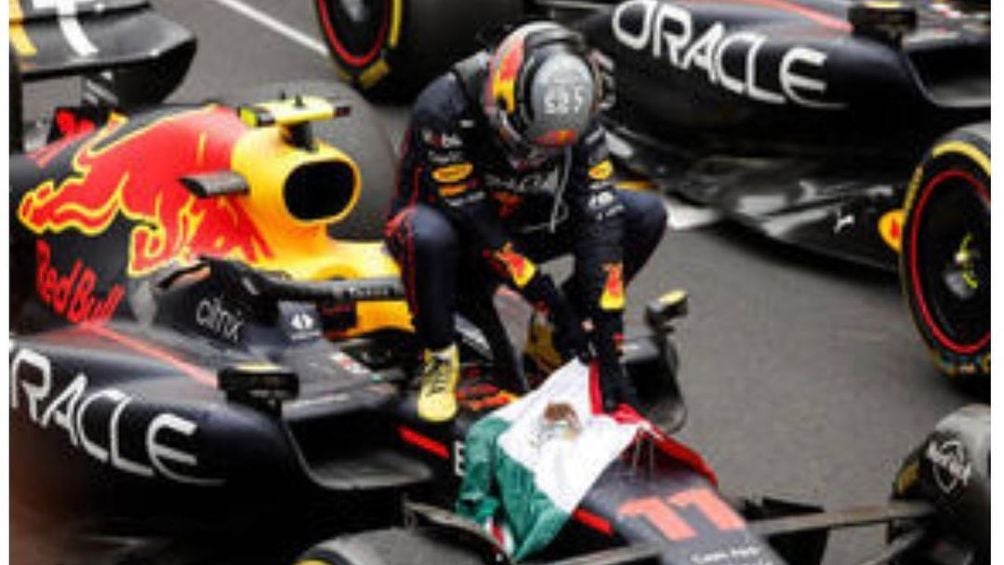 Checo Pérez recibió con mucho cariño la bandera de México