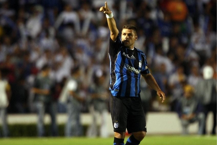 Mauro Gerk festejando un gol con Querétaro