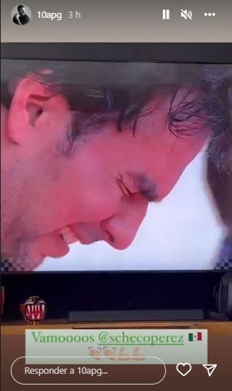 Gignac viendo premiación de Checo