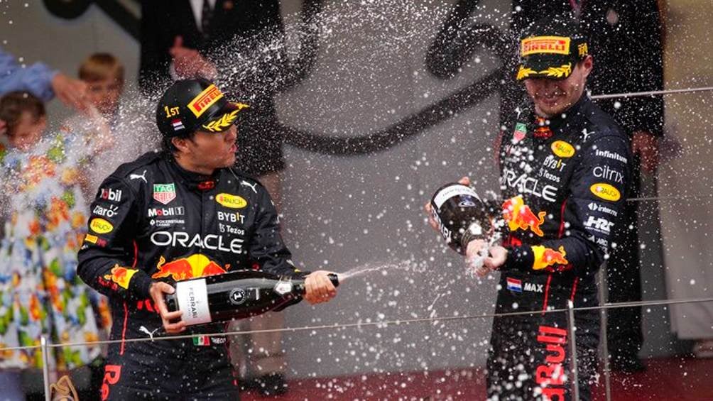 Max Verstappen y Checo Pérez celebrando en el podio del GP de Mónaco