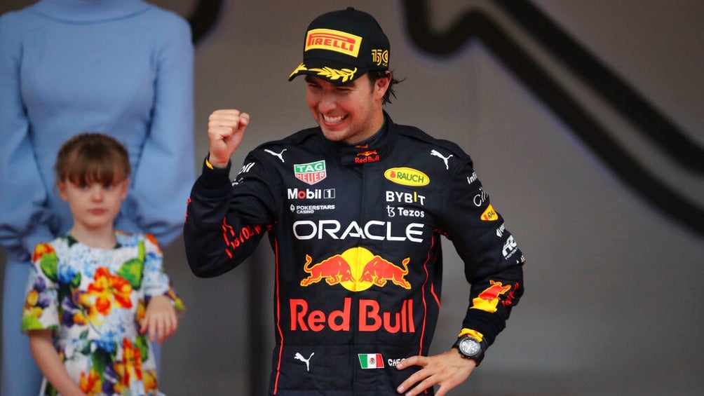 Checo Pérez festejando victoria en el GP de Mónaco con Red Bull