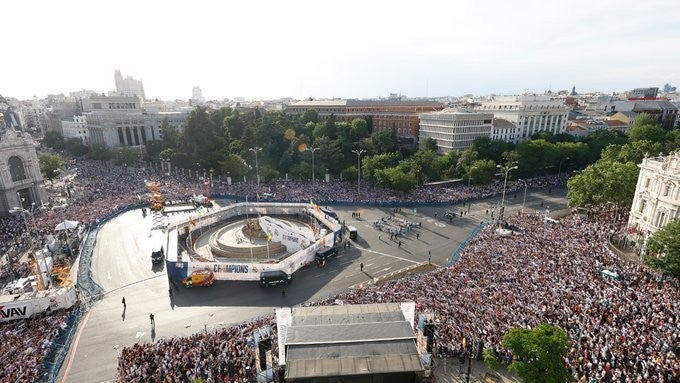 Aficionados celebrando en Cibeles