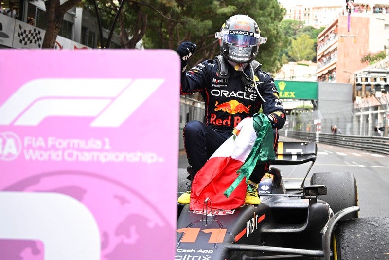 Sergio Pérez celebra después de ganar el Gran Premio Mónaco