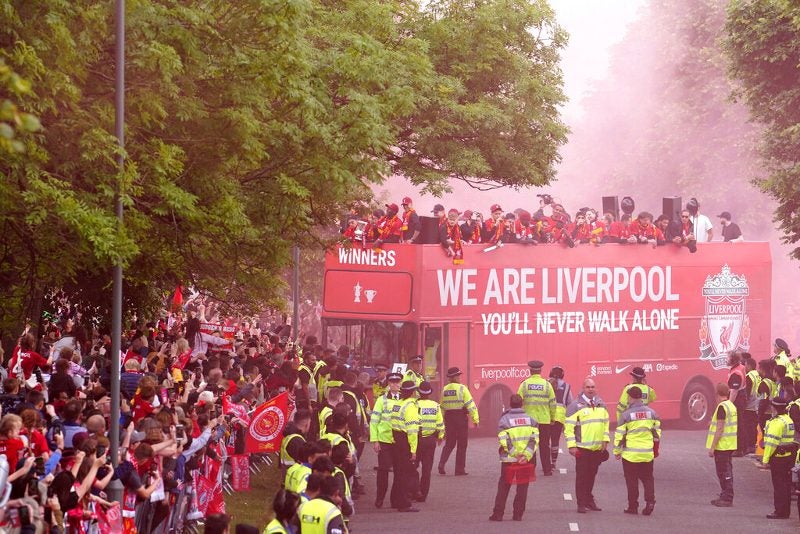 Jugadores de Liverpool ovacionados por sus aficionados