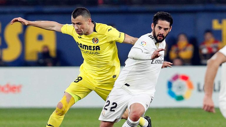 Isco disputando el balón ante el Villarreal