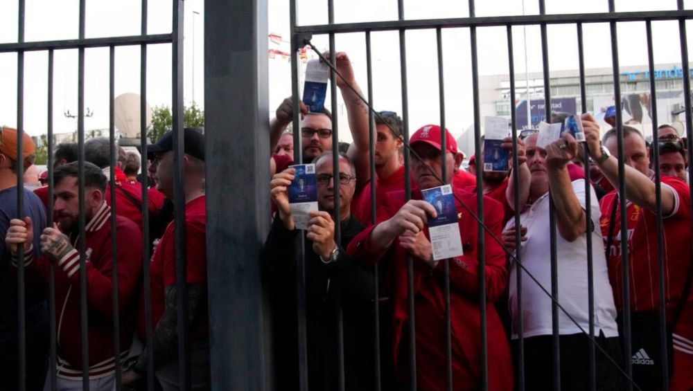 Afición a las afueras del Stade de France