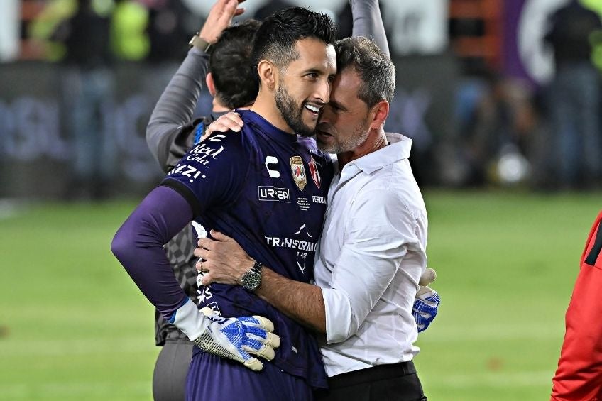 Camilo Vargas y Diego Cocca festejando el título de la Liga MX