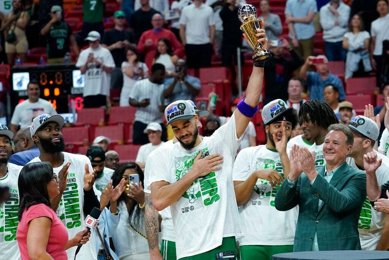 Jayson Tatum de los Celtics levanta el trofeo de MVP