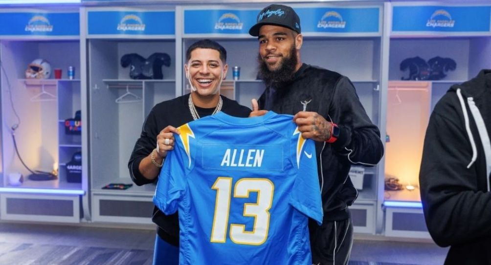 Eduin Caz junto a Keenan Allen