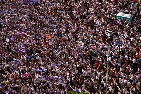 Los seguidores del Real Madrid se reúnen para celebrar después de ganar la Final