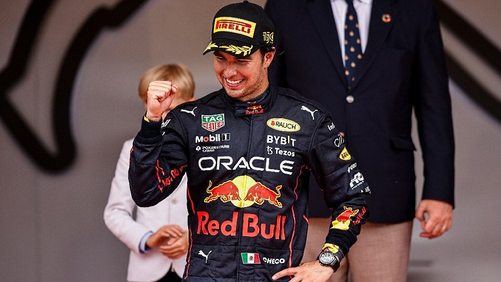 Checo Pérez celebrando victoria en el Gran Premio de Mónaco