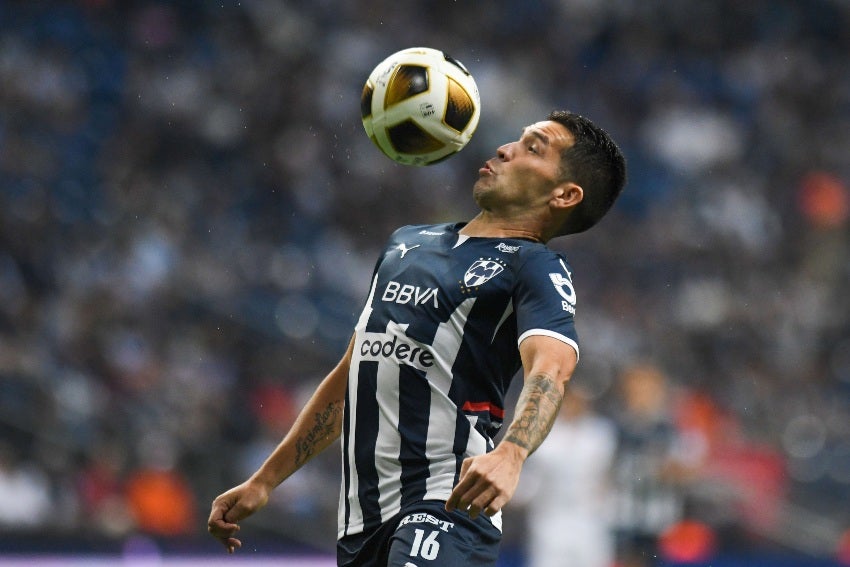 Celso Ortiz en un partido con Rayados