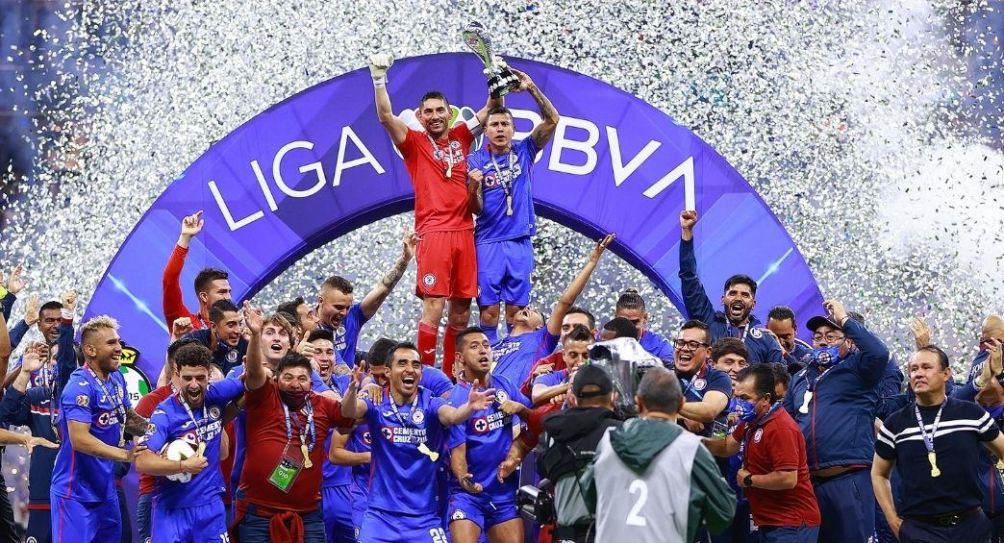 Jugadores de Cruz Azul levantando el trofeo de la Liga MX